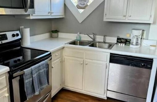 Central Business District Apartamento | Historic upstairs home in downtown, walk to everything.