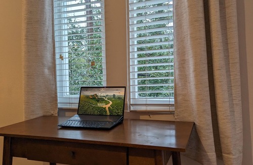 Central Business District Apartamento | Historic upstairs home in downtown, walk to everything.