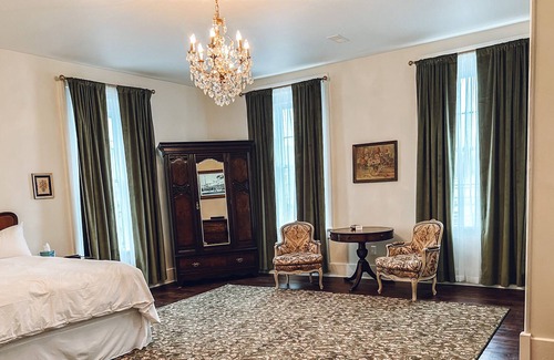 Princeton Apartamento | Historic Victorian hotel in the heart of small town getaway!