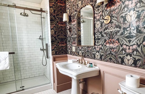 Princeton Apartamento | Historic Victorian hotel in the heart of small town getaway!