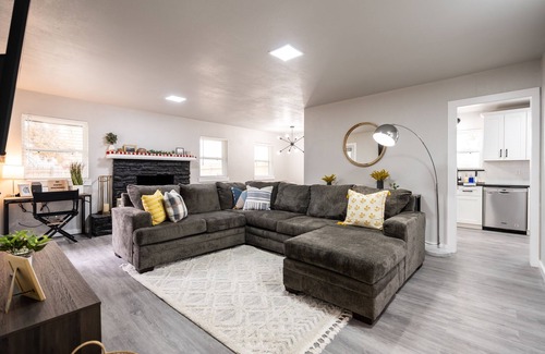 Oklahoma City Casa | Historic Villa🚶 2 min from Lake Hefner 🏊 Hot Tub 🎱 Pool Table 🐶 Pet Friendly