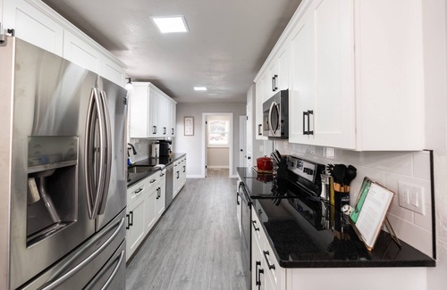 Oklahoma City Casa | Historic Villa🚶 2 min from Lake Hefner 🏊 Hot Tub 🎱 Pool Table 🐶 Pet Friendly