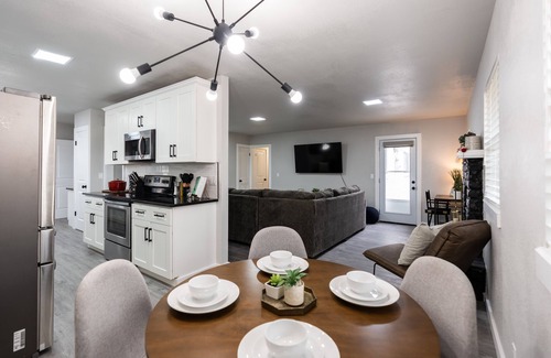 Oklahoma City Casa | Historic Villa🚶 2 min from Lake Hefner 🏊 Hot Tub 🎱 Pool Table 🐶 Pet Friendly
