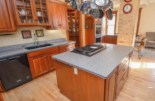 Wales Casa | Historic, Vintage, Classy, 11 bed, 5+ bath!
