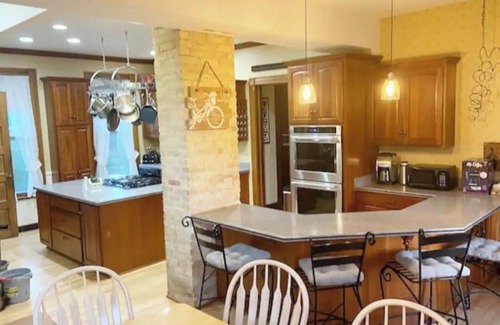 Wales Casa | Historic, Vintage, Classy, 11 bed, 5+ bath!