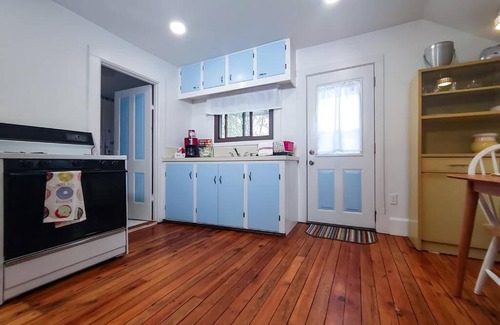 Manistee Apartamento | Historic w/deck, king bed & air by Lake Michigan