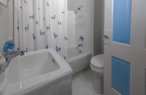 Manistee Apartamento | Historic w/deck, king bed & air by Lake Michigan