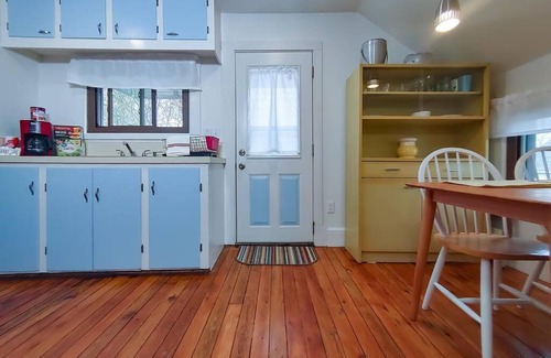 Manistee Apartamento | Historic w/deck, king bed & air by Lake Michigan