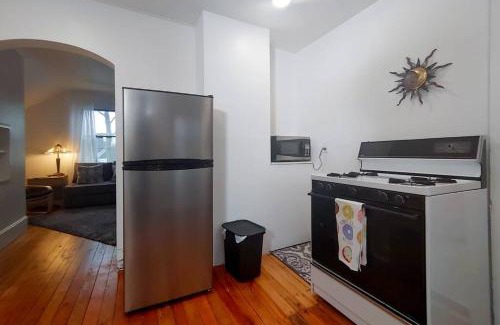 Manistee Apartamento | Historic w/deck, king bed & air by Lake Michigan