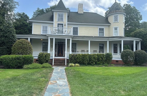 Troy Casa | Historic Wade-Arscott home, Main Floor 2BR/2BA in Downtown Troy