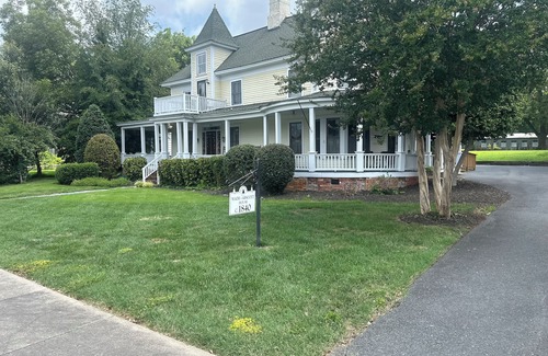 Troy Casa | Historic Wade-Arscott home, Upper Level 2BR/2BA in Downtown Troy