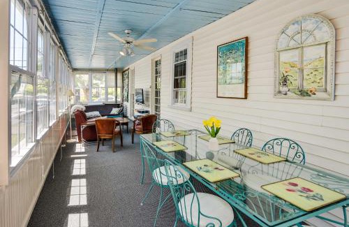 Warren Apartamento | Historic Warren Vacation Rental Walk to Beaches!