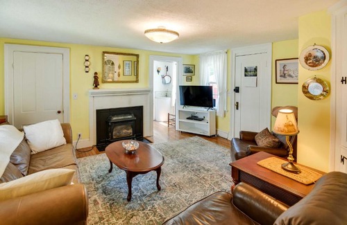 Warren Apartamento | Historic Warren Vacation Rental Walk to Beaches!