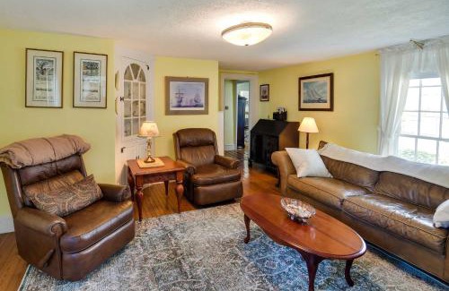 Warren Apartamento | Historic Warren Vacation Rental Walk to Beaches!