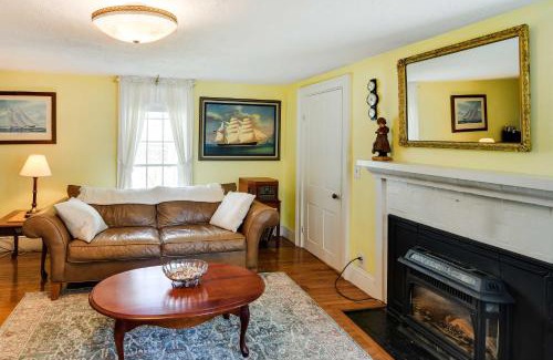 Warren Apartamento | Historic Warren Vacation Rental Walk to Beaches!