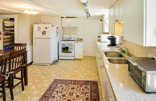 Warren Apartamento | Historic Warren Vacation Rental: Walk to Beaches!