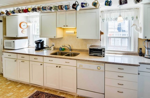Warren Apartamento | Historic Warren Vacation Rental: Walk to Beaches!