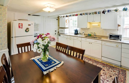 Warren Apartamento | Historic Warren Vacation Rental: Walk to Beaches!
