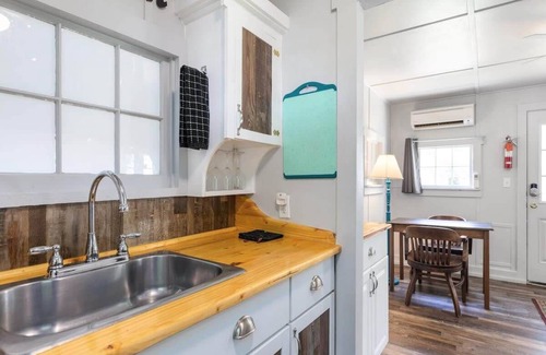 Rockaway Beach Casa | Historic Water's Edge Cottage 10