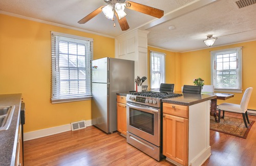 Leesburg Casa | Historic Waterford House - King Bed Walk To Winery