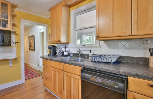 Leesburg Casa | Historic Waterford House - King Bed Walk To Winery