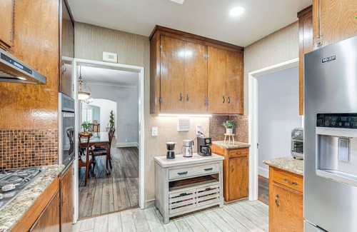 Woodland Apartamento | Historic Woodland Escape w/ Patio + Fire Pit!