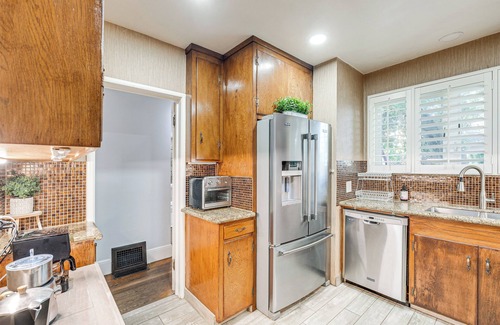 Woodland Apartamento | Historic Woodland Escape w/ Patio + Fire Pit!