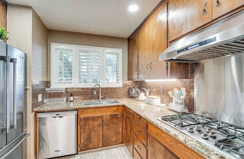 Woodland Apartamento | Historic Woodland Escape w/ Patio + Fire Pit!