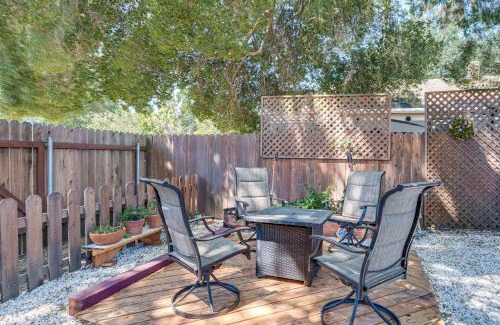 Woodland Apartamento | Historic Woodland Escape with Patio and Fire Pit!