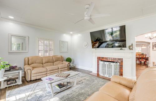 Woodland Apartamento | Historic Woodland Escape with Patio and Fire Pit!
