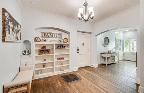 Woodland Apartamento | Historic Woodland Escape with Patio and Fire Pit!