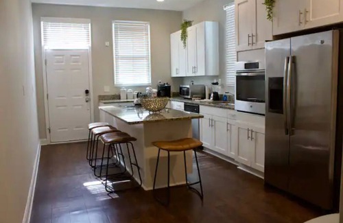 Portsmouth Casa | Historical Charming 3 Bedroom Near Portsmouth Naval Hospital and Rivers Casino.