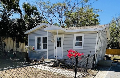 Bonita Springs Cabaña | Historical Cottage Snowbird-Friendly/ Walk to Riverside Park & Downtown Coffee.