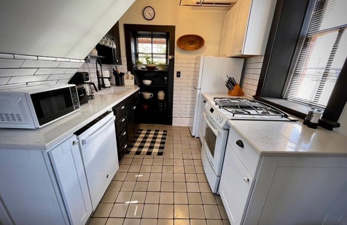 Tyrone Cabaña | Historical cottage located in the heart of downtown (pet friendly)
