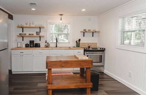 Darien Casa | Back to school DEAL! Downtown Darien