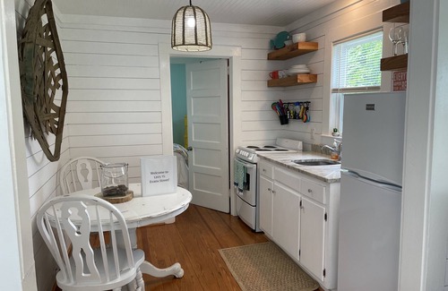 Morehead City Cabaña | Casa de huéspedes histórica presentada en HGTV's Beachfront Bargain Hunt Renovation!