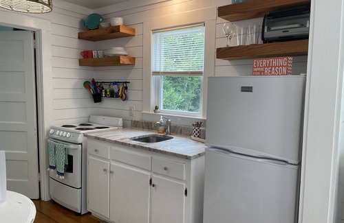 Morehead City Cabaña | Casa de huéspedes histórica presentada en HGTV's Beachfront Bargain Hunt Renovation!