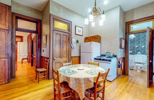 Springfield Casa | Historical Home w/ Modern Conveniences w/ Porches