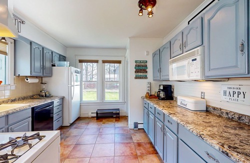 Manistee Casa | Historical home walkable to town & the beach with private hot tub & beach gear