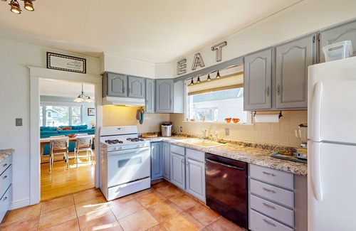 Manistee Casa | Historical home walkable to town & the beach with private hot tub & beach gear