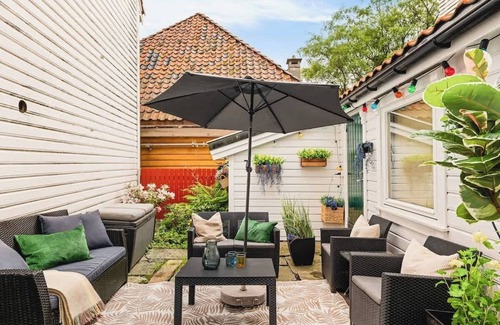 Sentrum Casa | Historical House W Private Patio - 550m from Bryggen