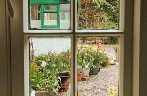 Abergavenny Cabaña | Historical Little Mill Cottage, Moments From Mountains and Market Town