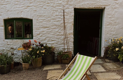 Abergavenny Cabaña | Historical Little Mill Cottage, Moments From Mountains and Market Town