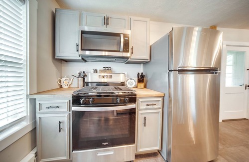 Cambridge Springs Cabaña | Historical Magnesia Springs Home, Near Kayaking!