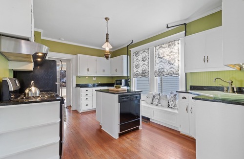 Reedville Casa | Historical Queen Anne on Main Street Reedville!
