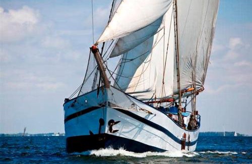 Municipality of Kampen Alquiler De Eote | Historical sailing ship