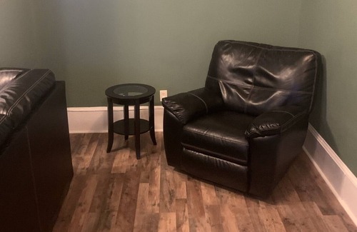Suffolk Apartamento | Historical Suffolk Loft Apartment in Downtown Area