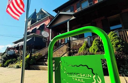 Uniontown Apartamento | Historically Charming studio in the heart of Uniontown.