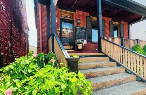Uniontown Apartamento | Historically Charming studio in the heart of Uniontown.