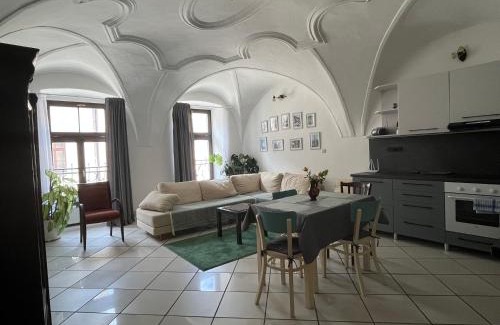 Banska Bystrica Apartamento | Historický apartmán v centre mesta-2min pešo na námestie